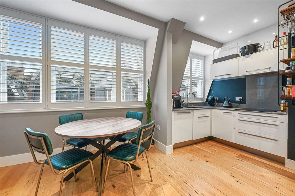 Property photo 2 of 7 Newark Street, E1