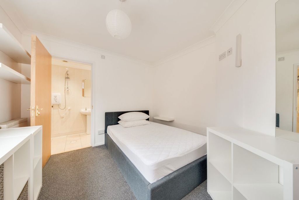 Property photo 3 of 32