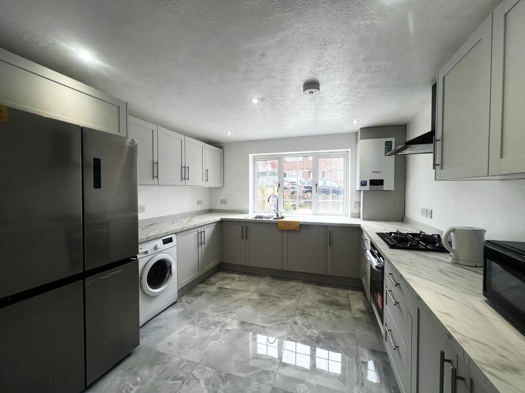 Property photo 2 of 10 Kitchen