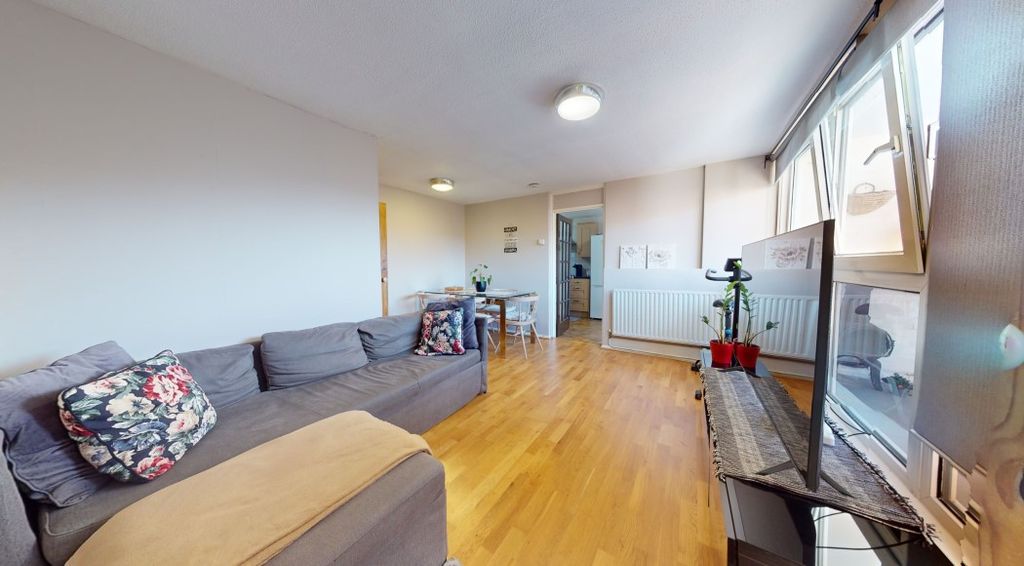Property photo 1 of 9 Lovely 3-Bedroom Duplex Flat For Sale In Brentford