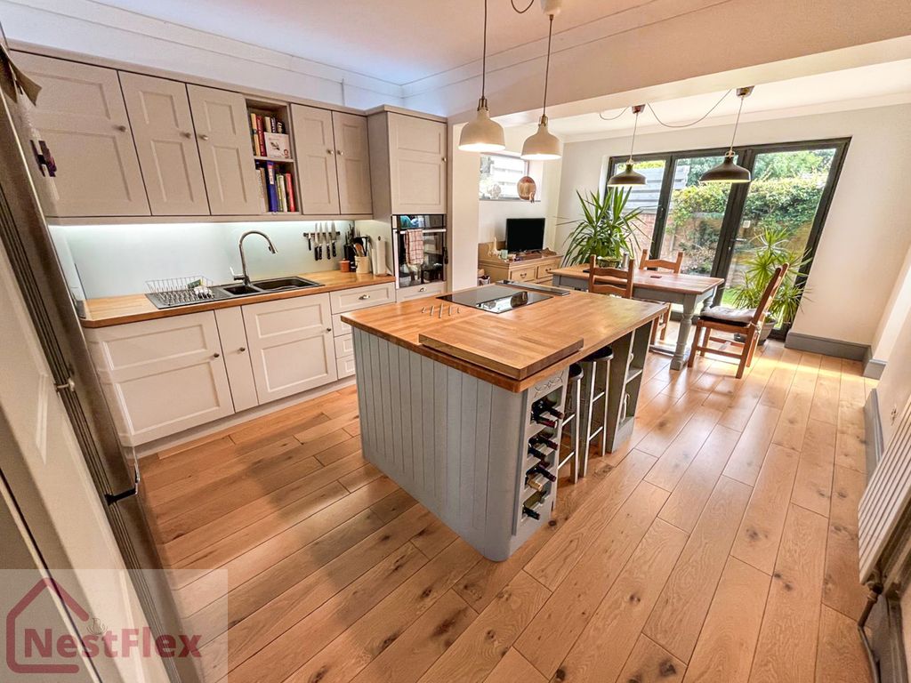 Property photo 2 of 32 Kitchen Diner - 15 Trafalgar Square.Blddz