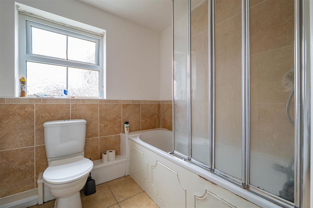 Property photo 2 of 9 Bathroom
