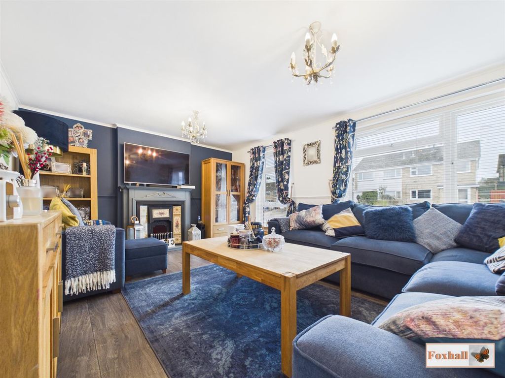 Property photo 3 of 16 Lounge