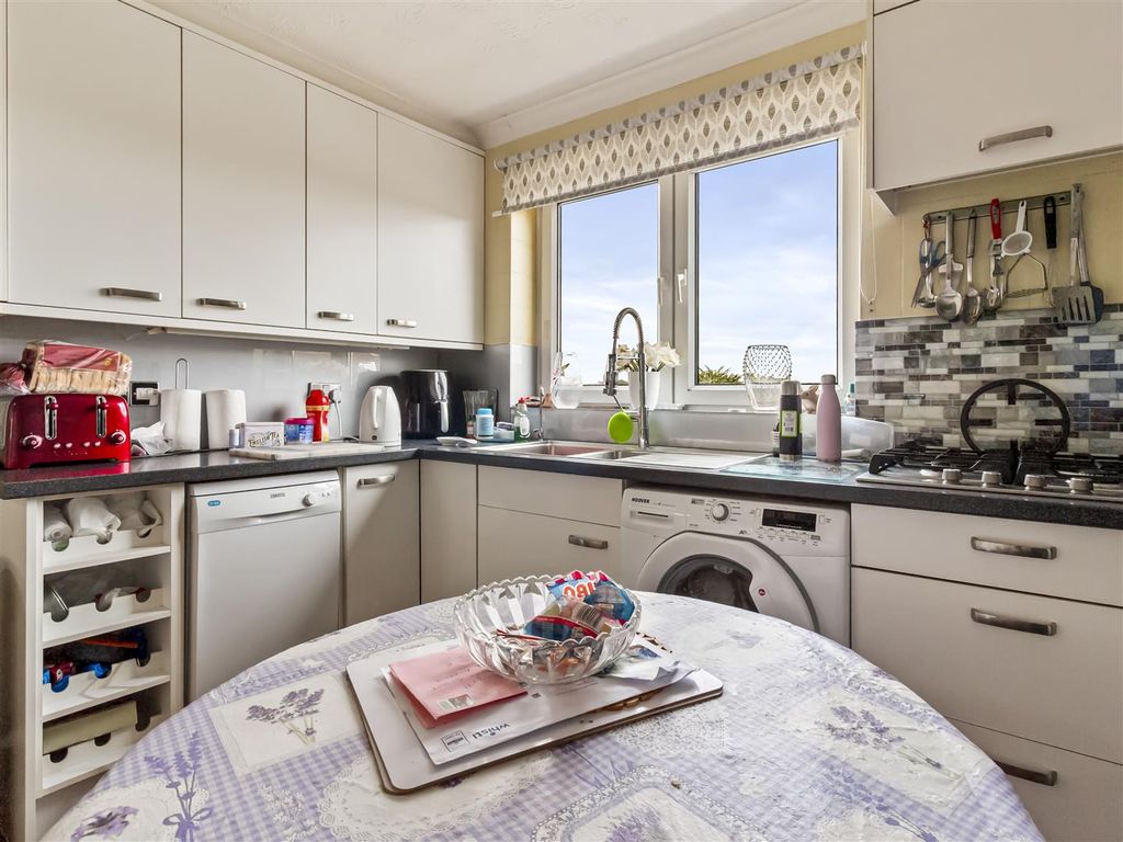 Property photo 3 of 13 12 Windlesham Court-004.Jpg