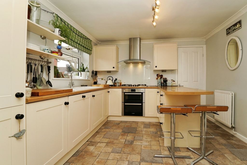Property photo 2 of 25 Kitchen