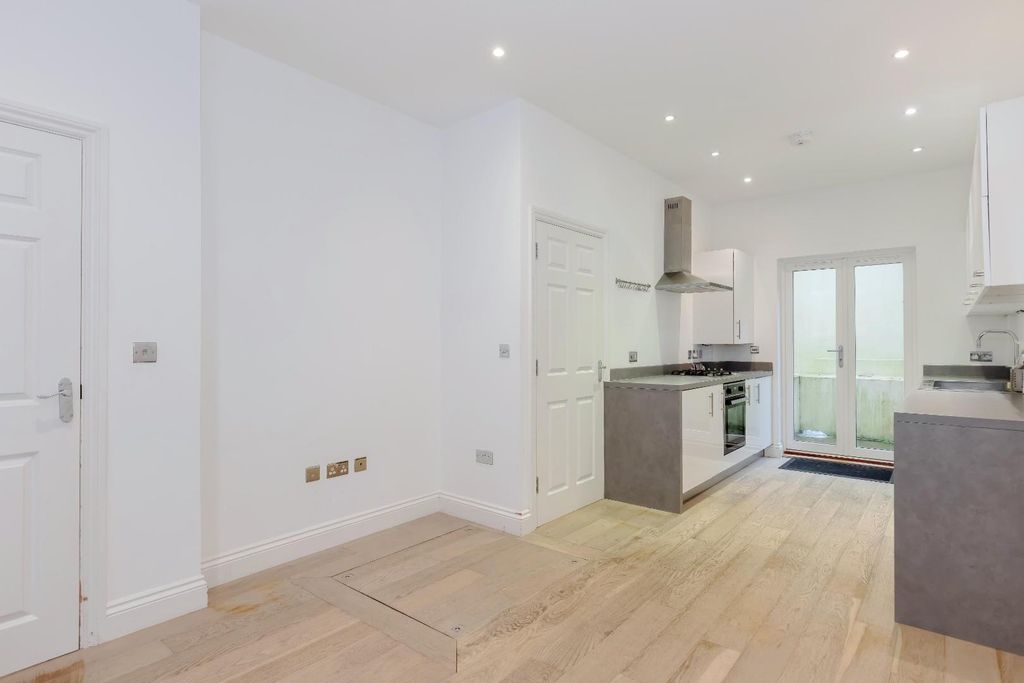 Property photo 3 of 22 Powis Rd_17.Jpg