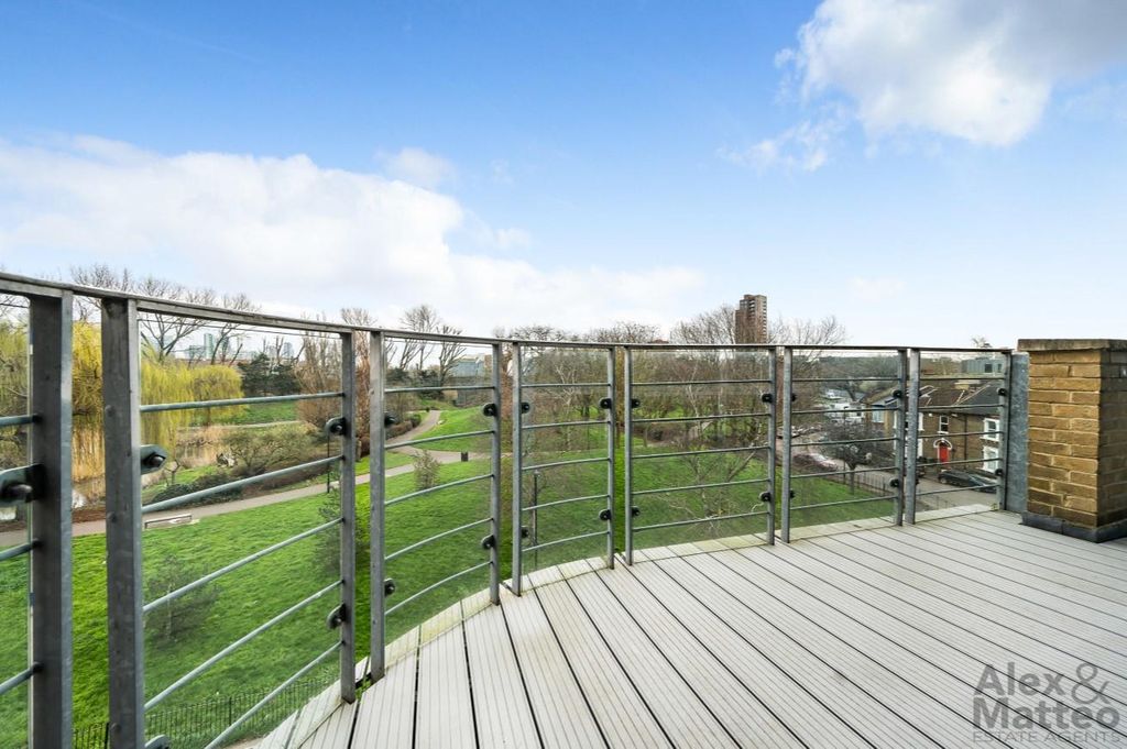 Property photo 2 of 17 Delta Court, Deptford