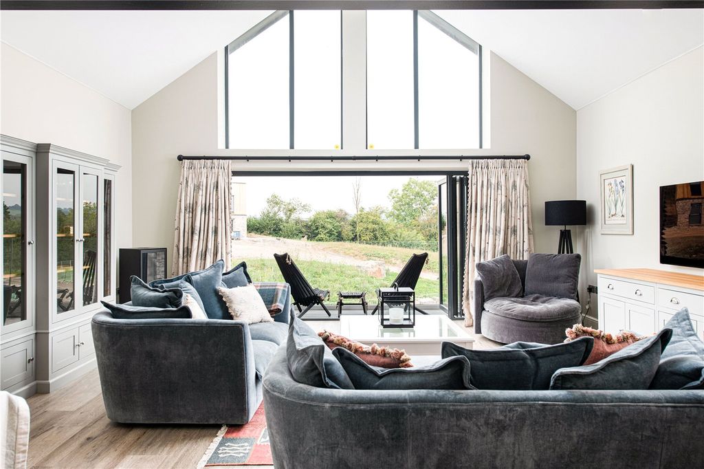 Property photo 2 of 27 Picture No. 13