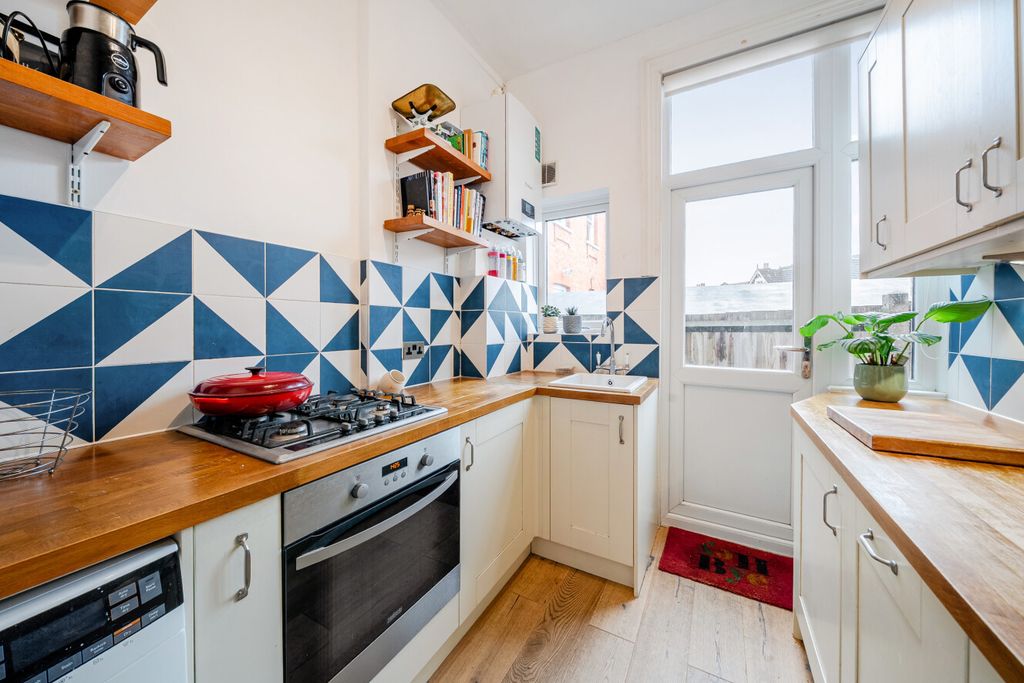 Property photo 3 of 13 1536090-13-6Ad8Dd...