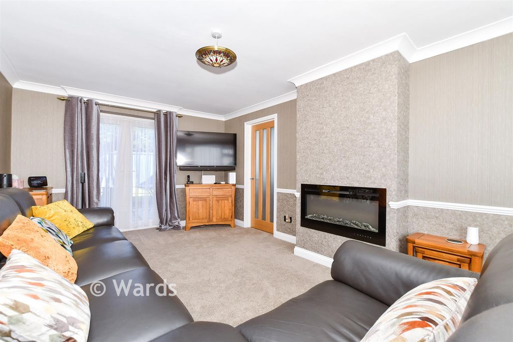 Property photo 3 of 10 Lounge