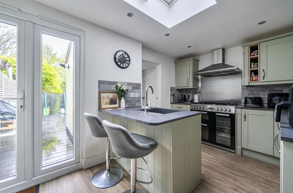 Property photo 2 of 16 90 Bournemouth Road (4).Jpg