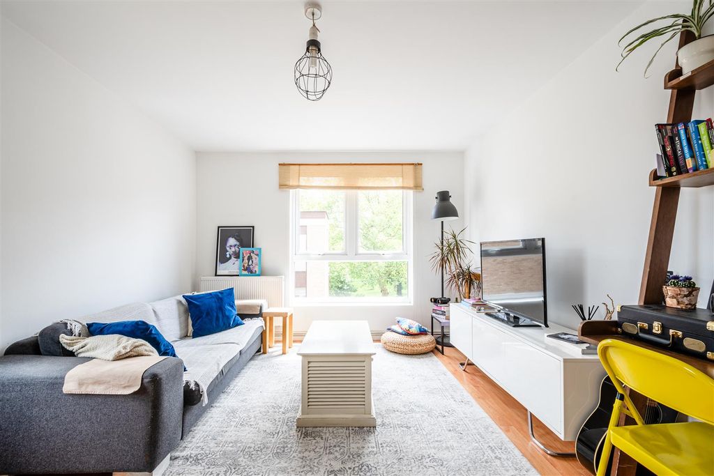 Property photo 2 of 8 Aldington Crt 16 New - 4