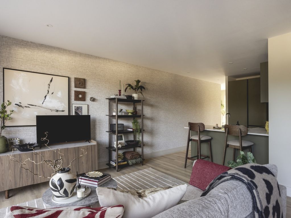 Property photo 3 of 8 1 Bed Show Apt Lo...