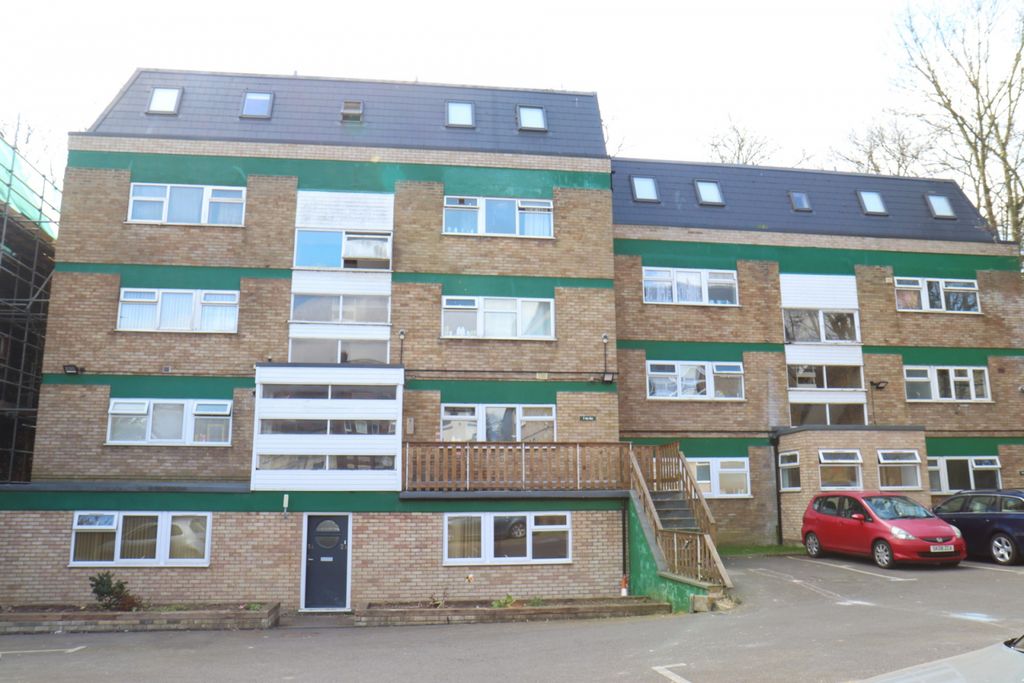 Property photo 1 of 8 2 Bedroom Flat