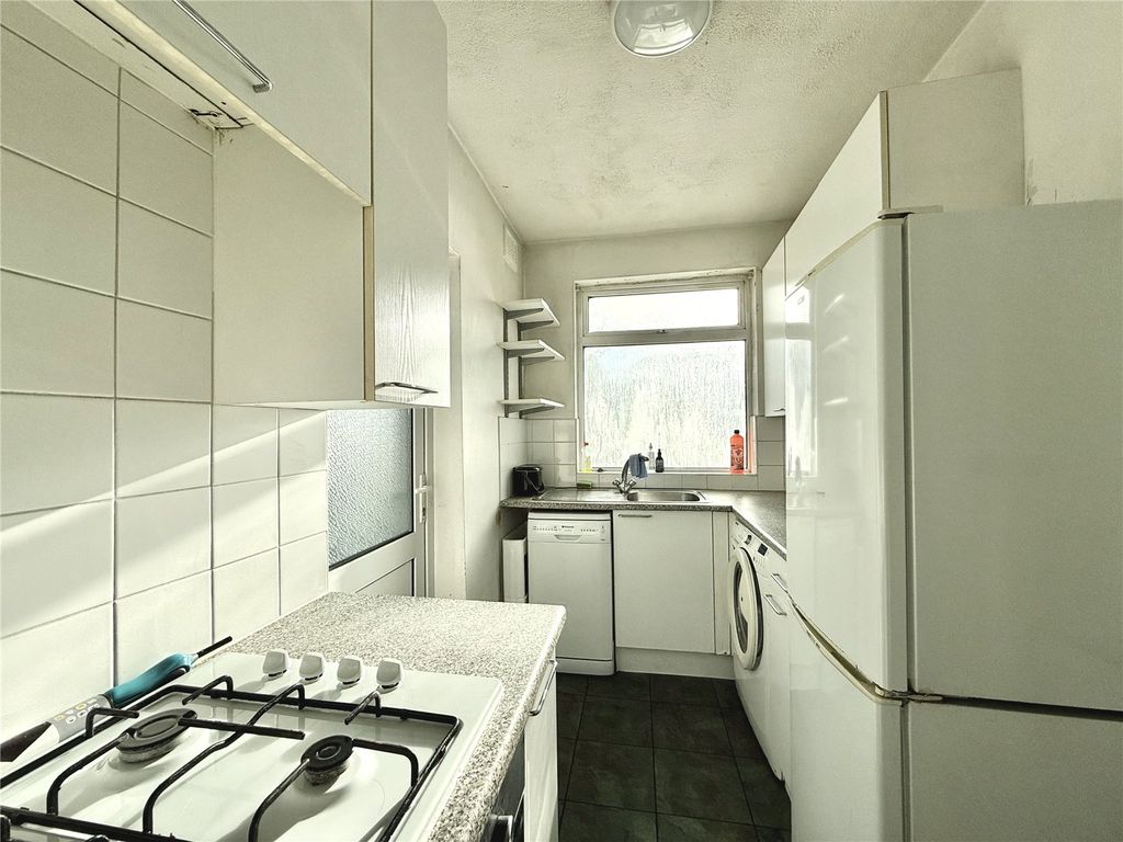 Property photo 3 of 10 Kitchen