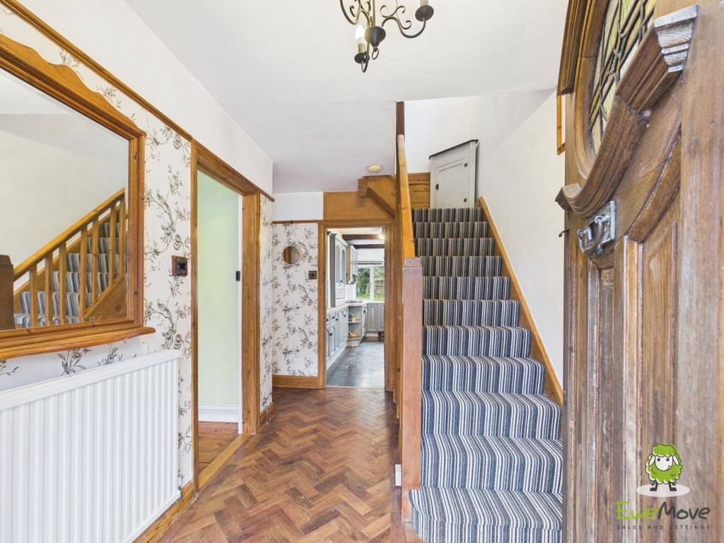 Property photo 2 of 34 Ewemove Estate Agents Basingstoke - 162 Winchester