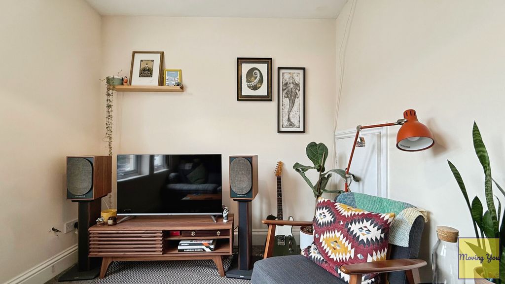 Property photo 3 of 12 Lounge