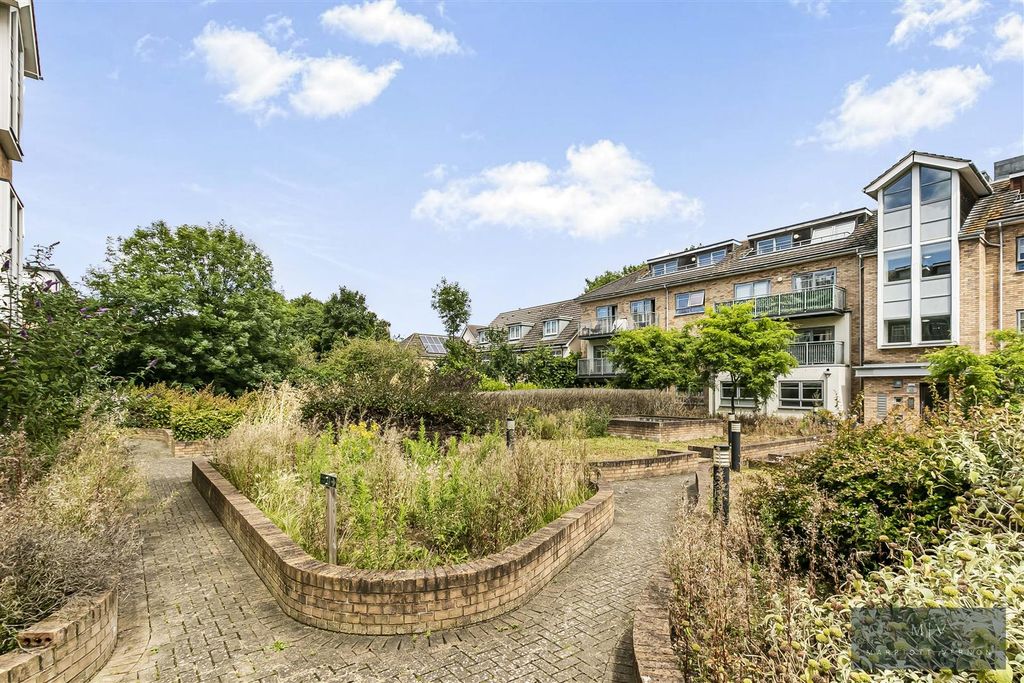 Property photo 3 of 10 Dunedin Court F3 Marriott-10.Jpg