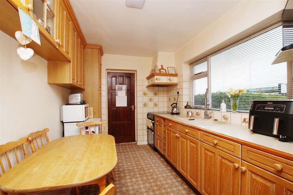 Property photo 3 of 15 Kitchen/Breakfast