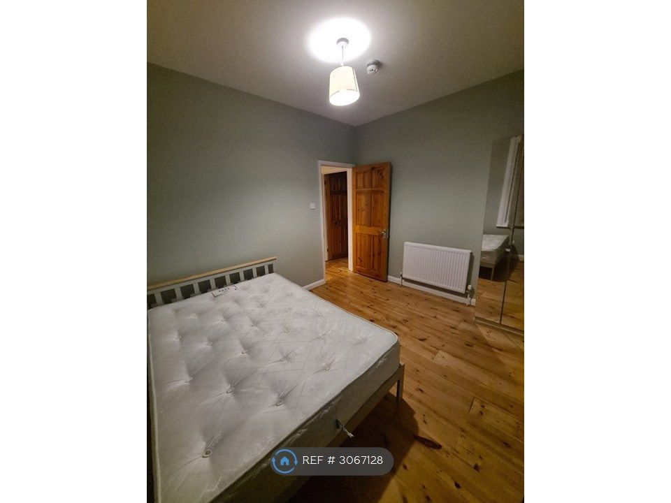 Property photo 1 of 7 Large Double Bedroom