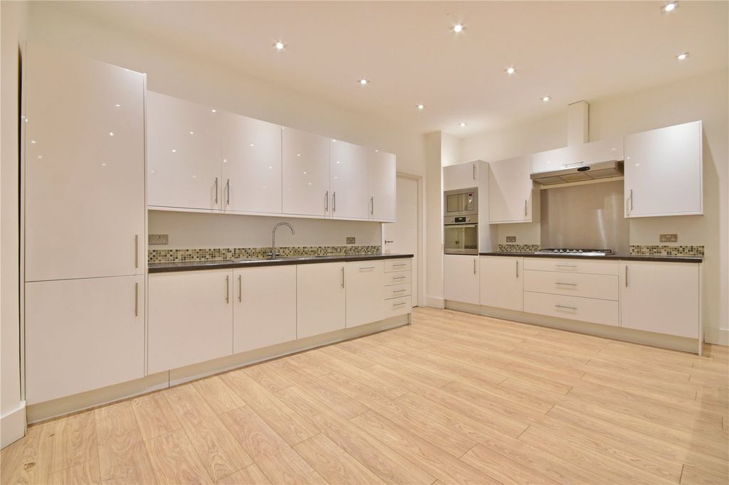 Property photo 2 of 11 Picture No. 15