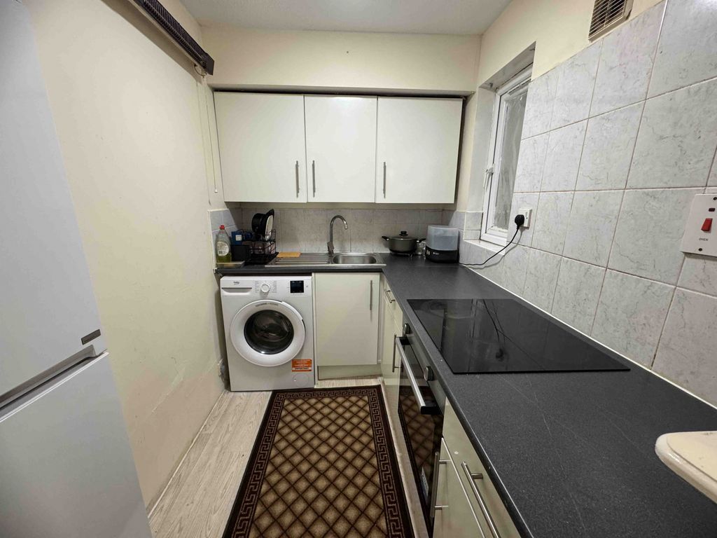 Property photo 1 of 5 Studio Flat To Rent In Yeading