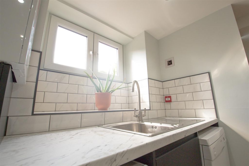 Property photo 3 of 18 Kitchen 2.Jpg