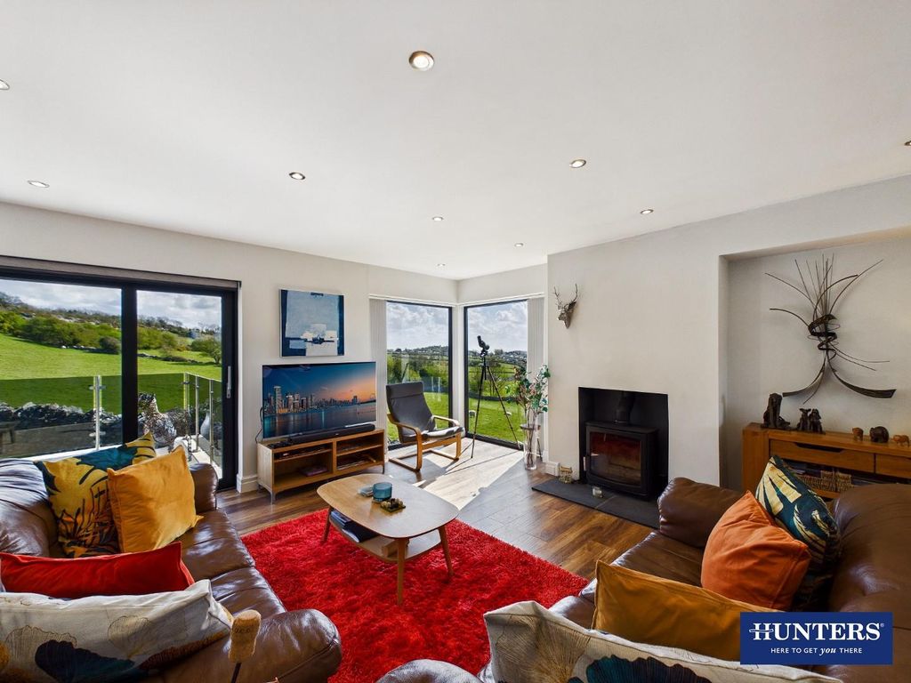 Property photo 3 of 27 Lounge Area