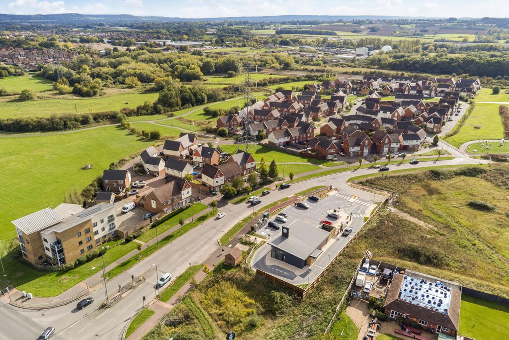 Property photo 3 of 15 98731_100 Sir Henry Lee Crescent Bicester Road 2.Jpg