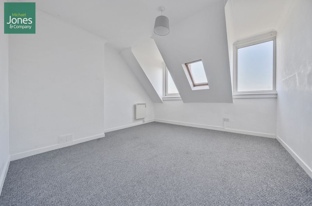 Property photo 2 of 9 Main Bedroom