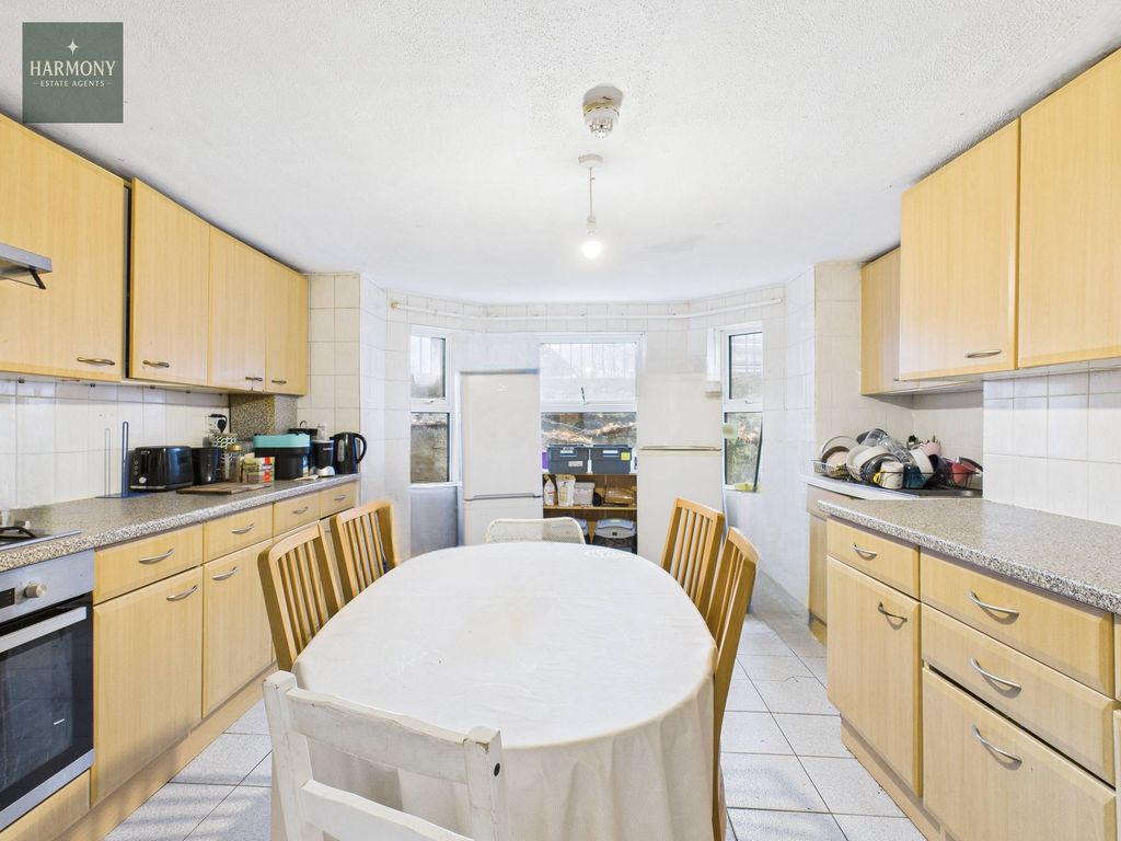 Property photo 3 of 28 Kitchen