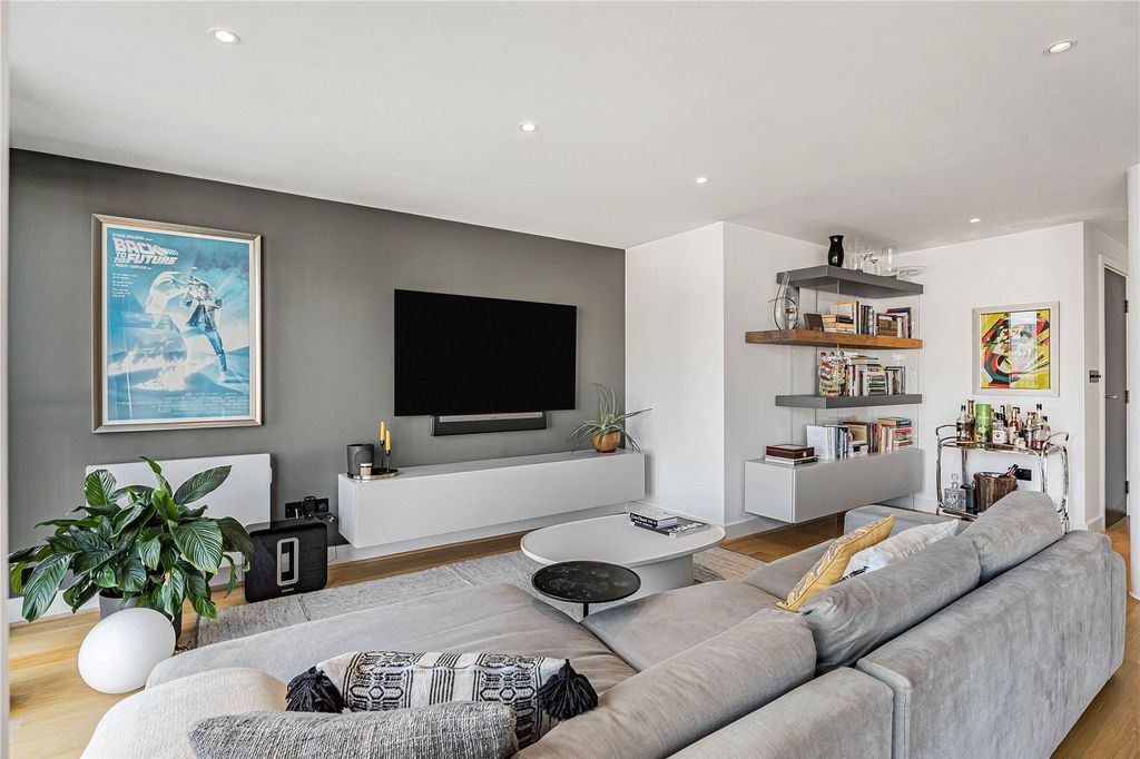 Property photo 3 of 33 Reception