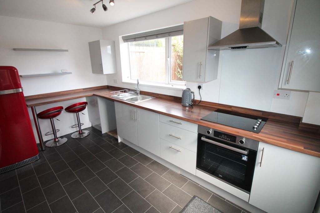 Property photo 3 of 11 Kitchen (1)