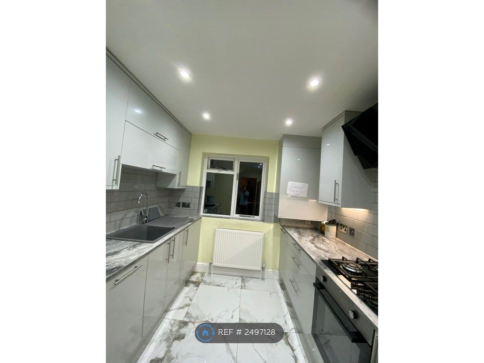 Property photo 3 of 12 Kitchen