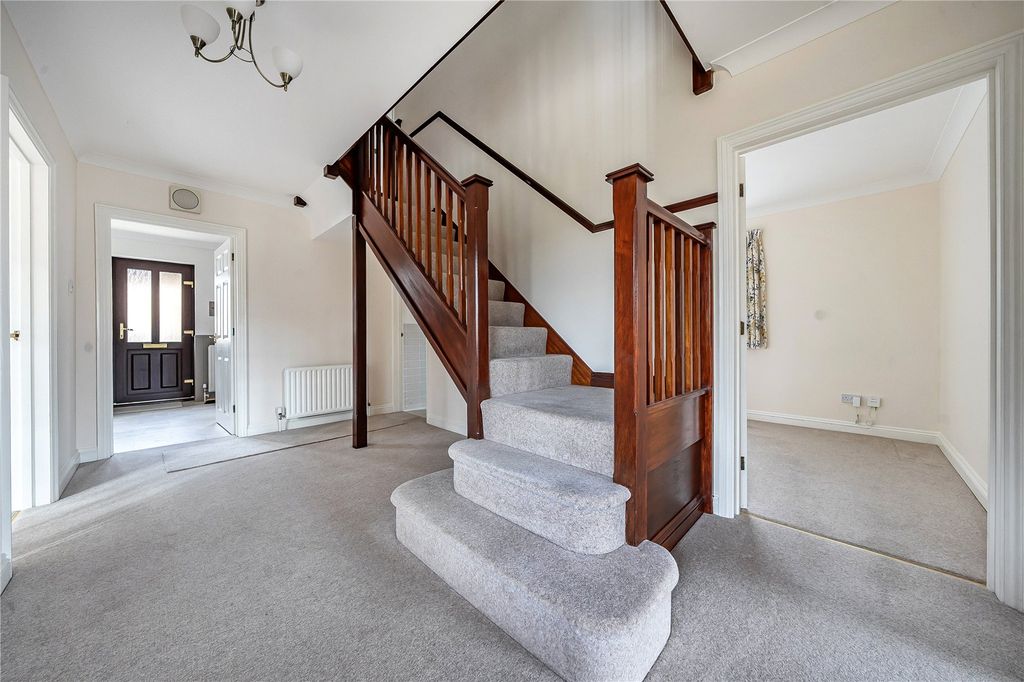 Property photo 2 of 34 Entrance Hall