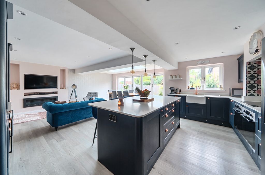 Property photo 3 of 12 1340427-21-689Cdb...