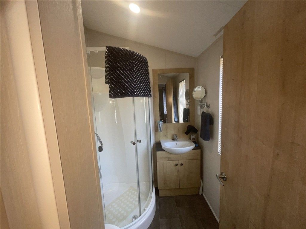 Property photo 2 of 11 Ensuite Shower Room