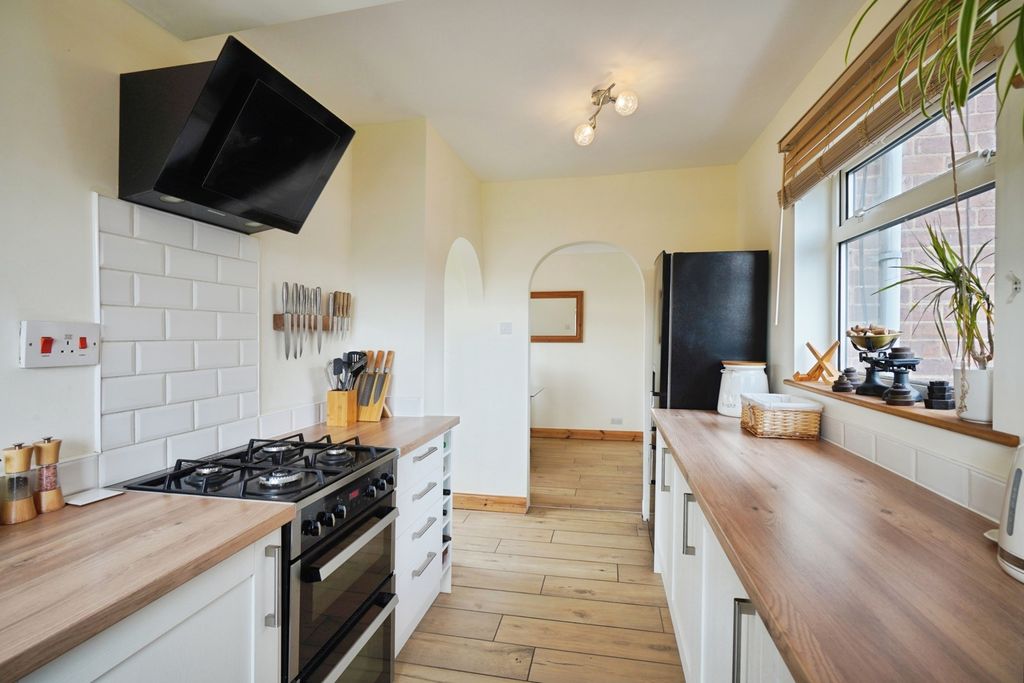 Property photo 3 of 19 Kitchen