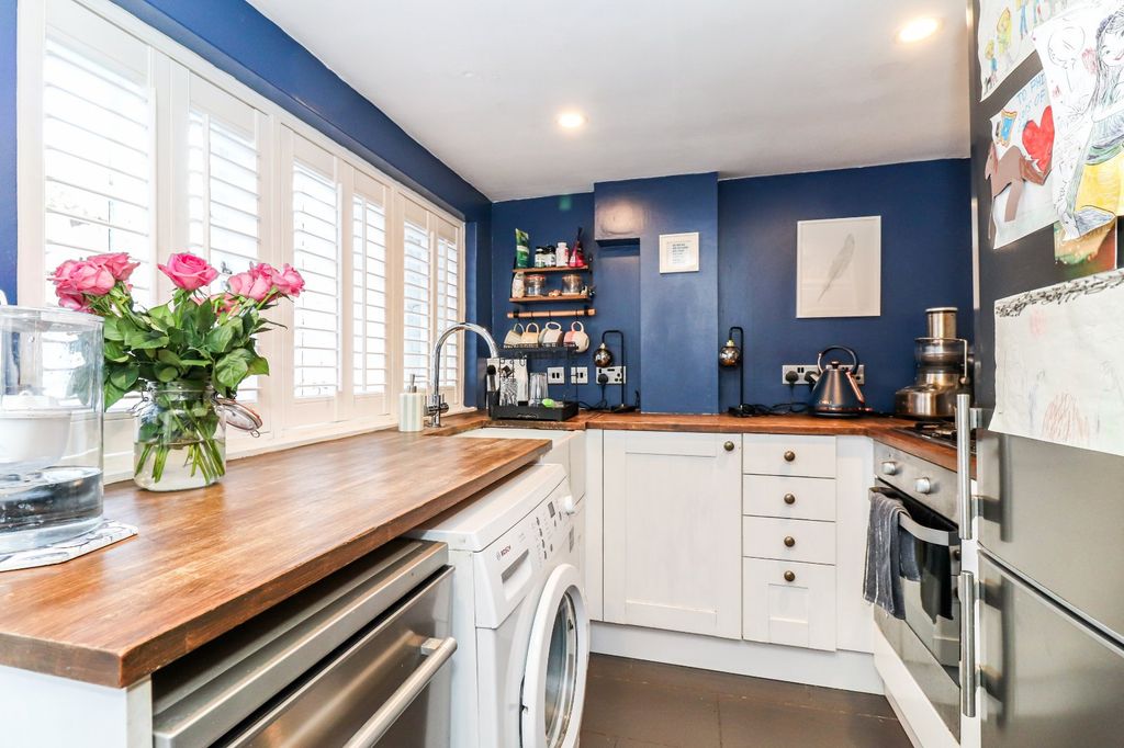 Property photo 3 of 17 Kitchen