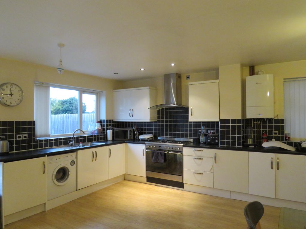 Property photo 2 of 8 Kitchen