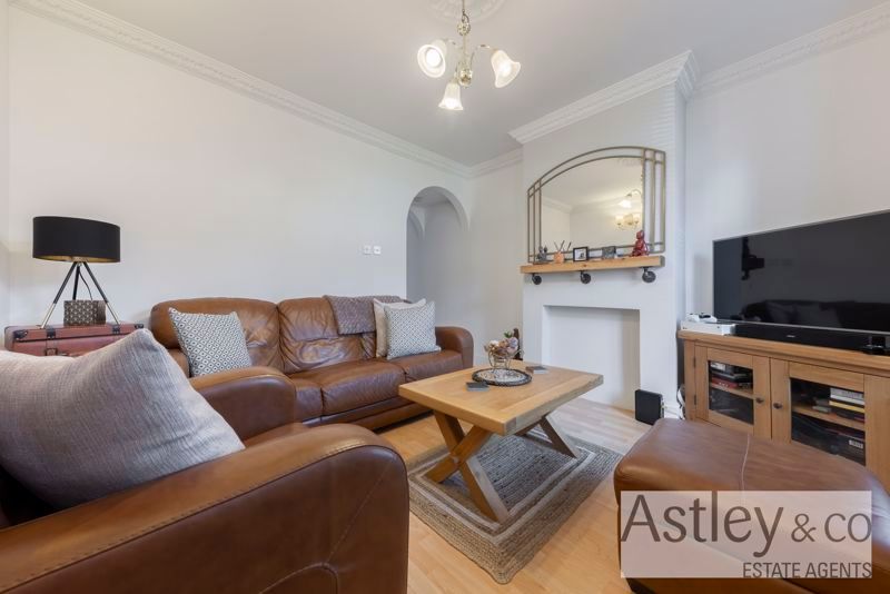 Property photo 3 of 13 Lge
