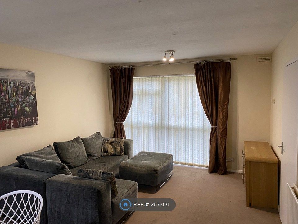 Property photo 2 of 10 Spacious Lounge