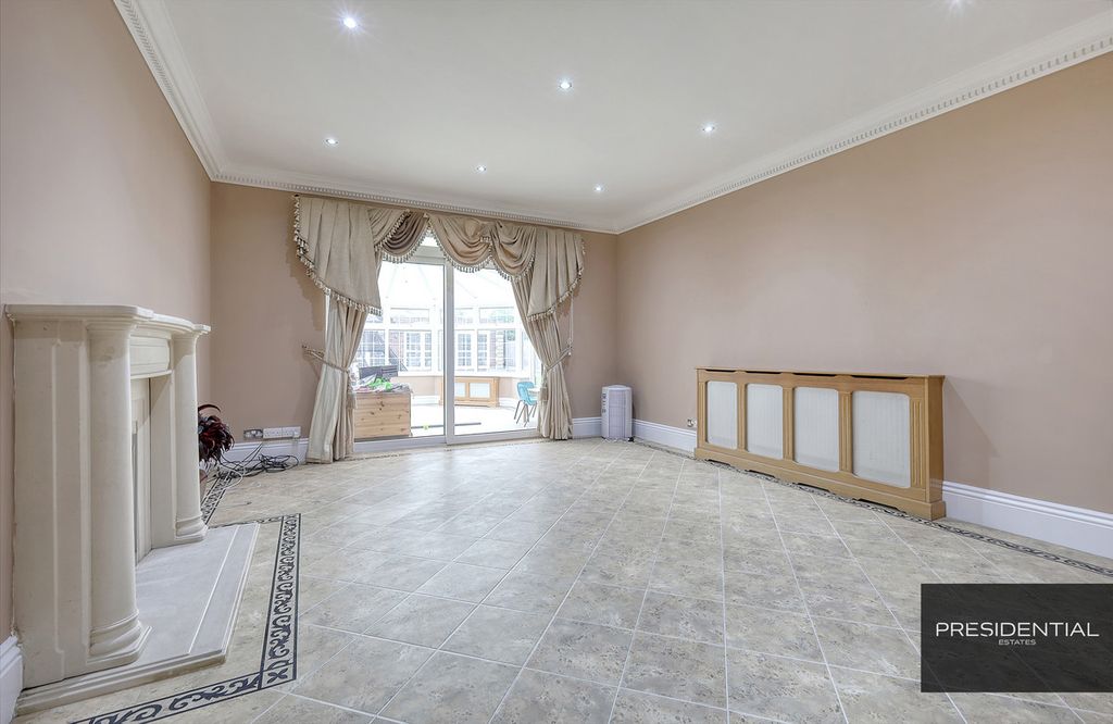 Property photo 3 of 39