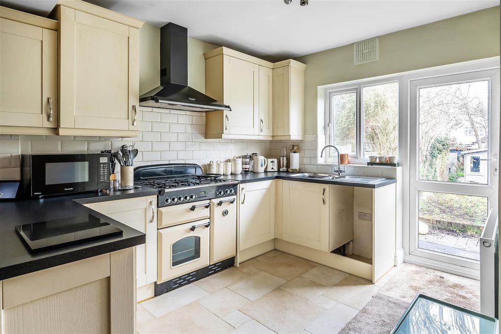 Property photo 2 of 26 342-Gander-Green-Lane-27.Jpg