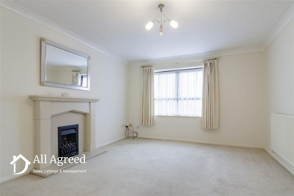 Property photo 3 of 19 Lounge