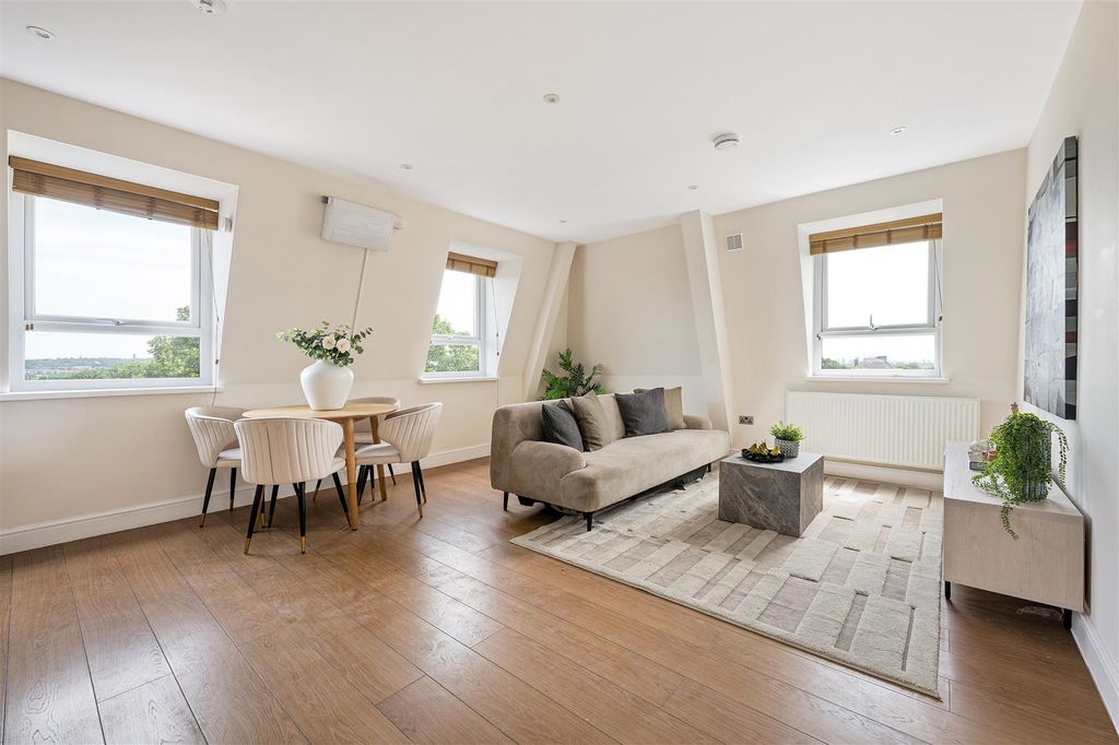 Property photo 1 of 25 Eastwood Close, E18