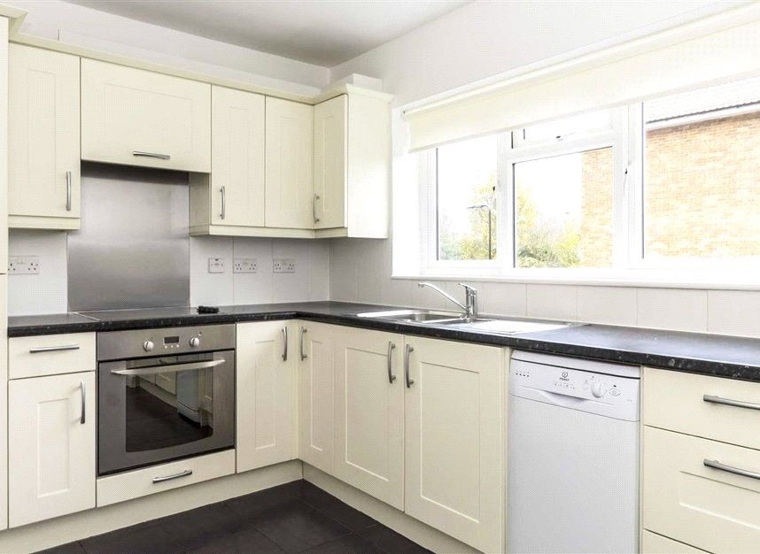 Property photo 3 of 8 Kitchen
