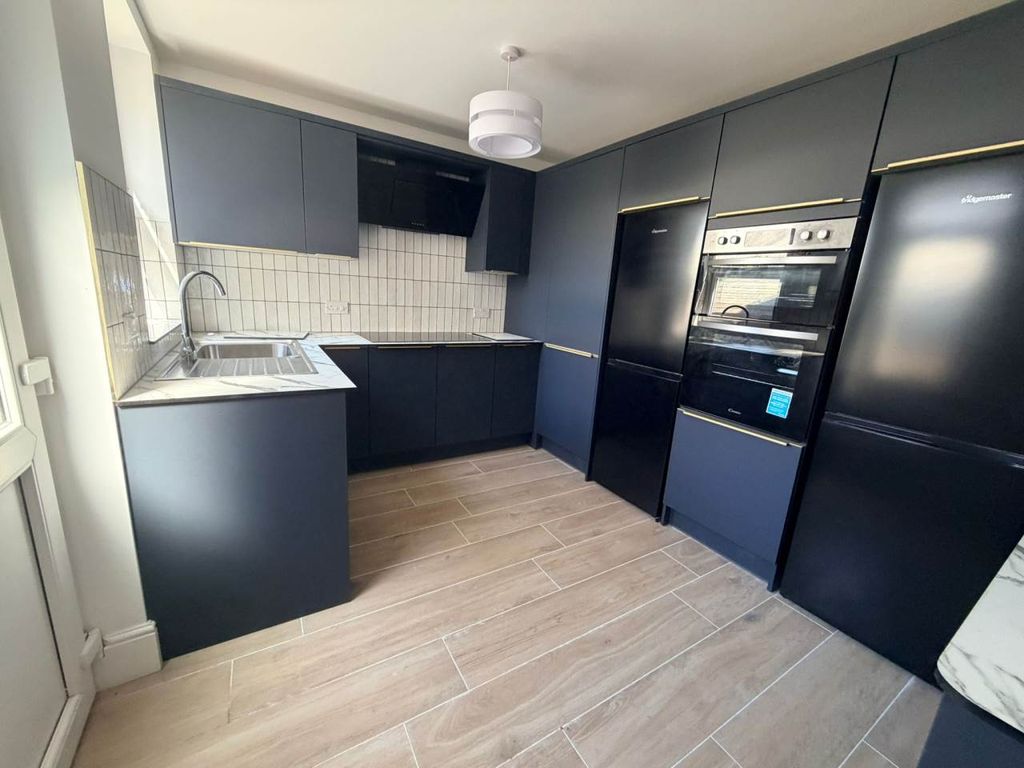 Property photo 2 of 7 Kitchen 10 Vaenor