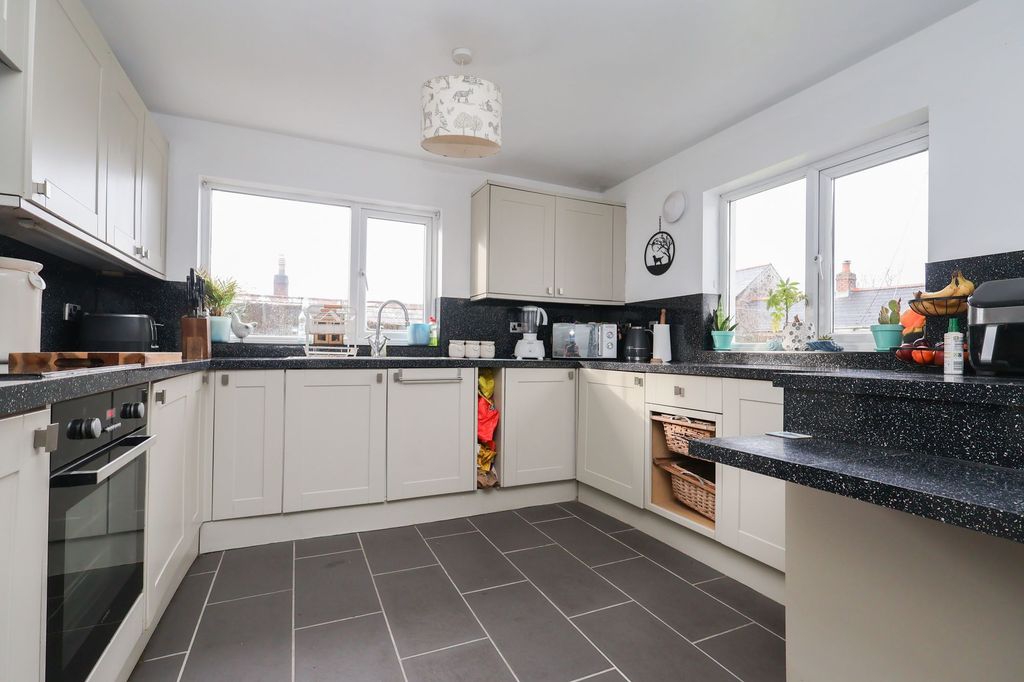 Property photo 3 of 22 Kitchen/Breakfast Room