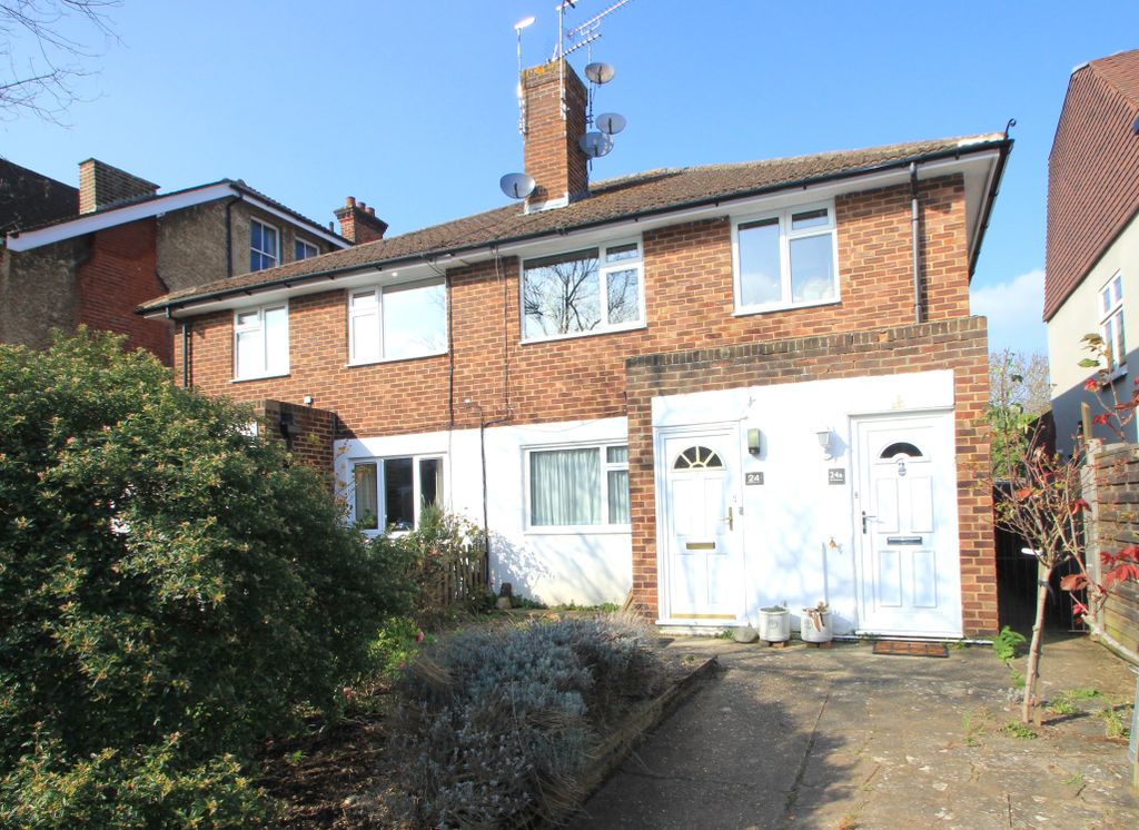 Property photo 1 of 11 24 Vicarage Road External